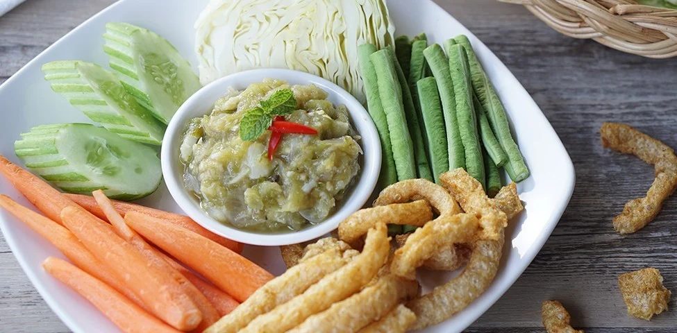 น้ำพริกหนุ่ม พร้อมแคปหมูและผักสด